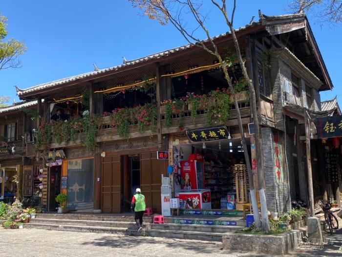 王刚与成方圆离婚23年，他76岁仍为15岁幼子奋斗，她64岁孑然一身